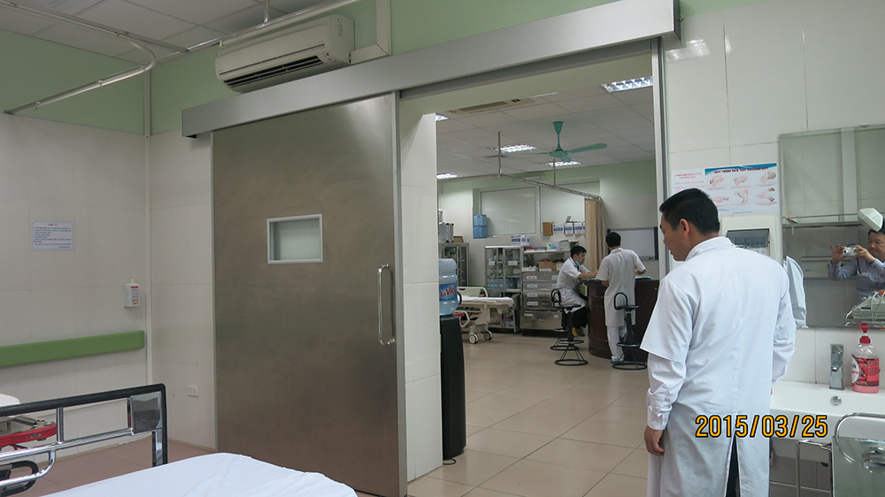 cửa phòng điều trị tích cực tại Bệnh viện Đại học Y 06.jpg